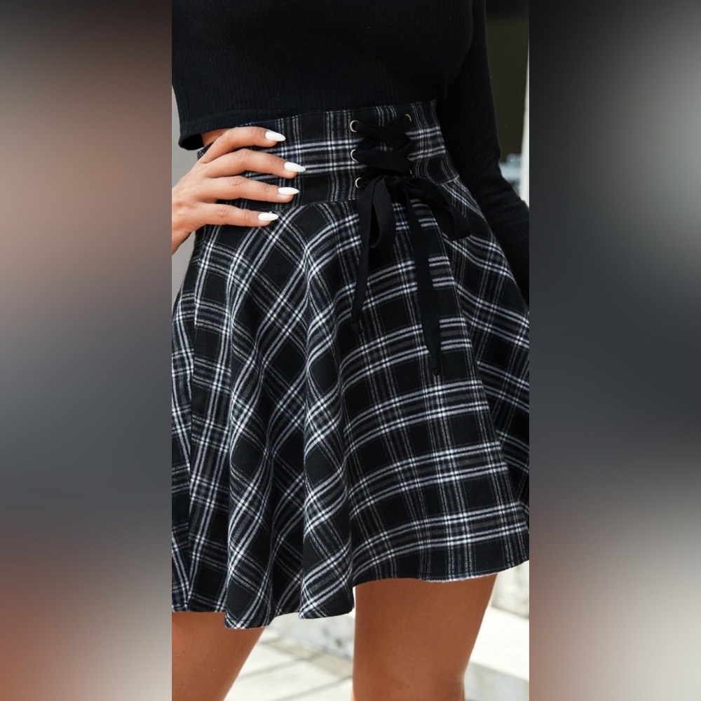 PLAID MINI SKIRT | Black and White Faux Corset Lace-Up Waist | Women’s Size 4 - Picture 8 of 15